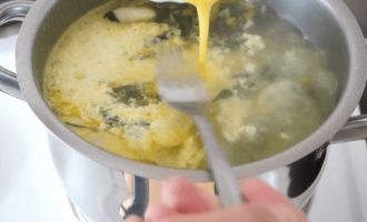 Яйцо заливаем в суп и размешиваем вилкой