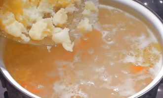 Картофель мнем вилкой и отправляем в суп