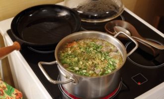 Добавляем зелень в суп в конце приготовления