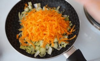 Порей и морковь обжариваем на сковородке