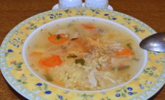 Подаем крестьянский суп в красивой тарелке