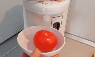 Кипятком обдаем помидор