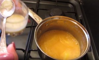 Добавляем растопленное сливочное масло в суп-пюре