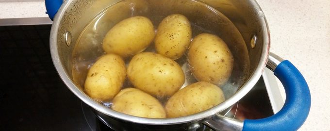 Картофель в мундире в кастрюле с водой