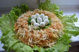 Салат гнездо глухаря на листьях салата