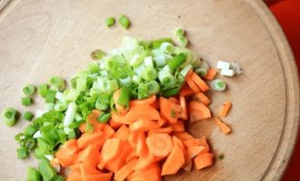 Нарезаем овощи на суп
