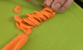 Ножом режем морковь