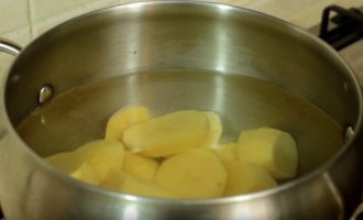 Заливаем картофель водой