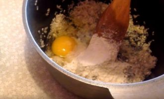 Смешиваем рис с яйцом и мукой