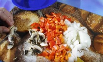 Овощи и грибы мелко нарезать