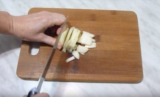 Режем лук ножом на деревянной доске