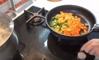 Обжариваем морковь и зеленый лук