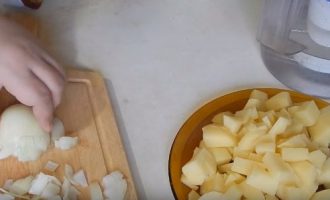 Картофель режем брусками а лук мелкими кубиками