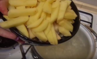 Порезанный картофель отправляем в кипящую воду