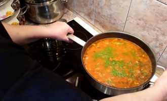 Зелень отправляем в томатный суп в последнюю очередь