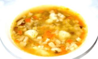 Готовый суп с маслятами в белой тарелке