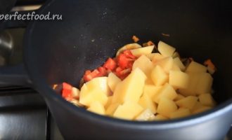 Картофель кубиками с овощами в казане