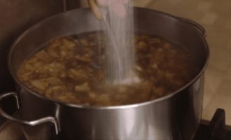 Насыпаем манку в грибной суп