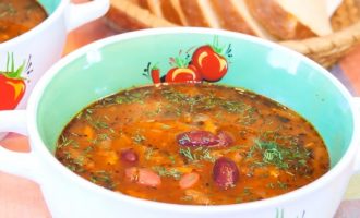 Подача томатно-фасолевого супа в глубокой тарелке