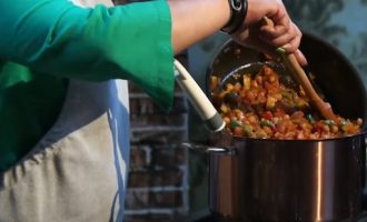 Перекладываем овощную смесь из сковородки в кастрюлю