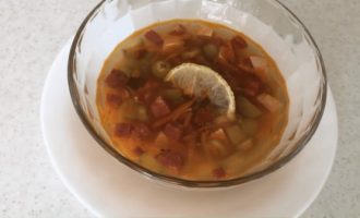 Подача супа с оливками и лимоном
