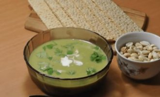 Подача супа со сливками и свежей зеленью