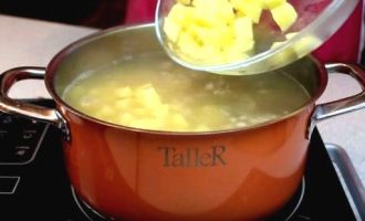 Нарезанную картошку добавляем в суп