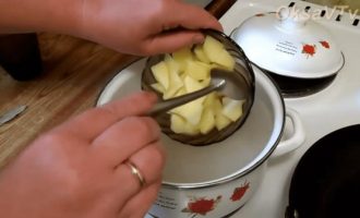 Картофель выкладываем из тарелки в кастрюлю