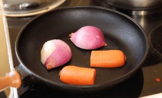 Подпекаем лук с морковью на сковородке