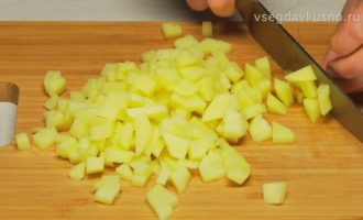 Картофель нарезаем кубиками