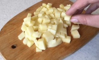 Порезать картофель на кубики