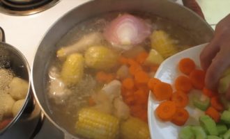 Добавляем в кастрюлю с супом овощи