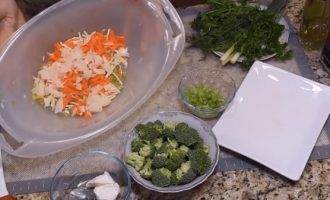 Измельчить овощи в специальной терке