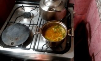 Варим суп на газовой плите
