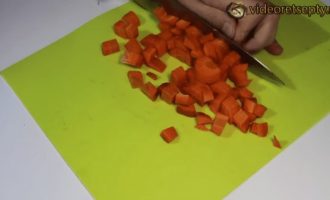 Морковь нарезаем мелко