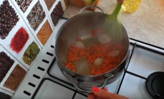 Обжариваем морковь и лук крупными кусками