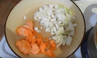 Лук и морковь поджарить