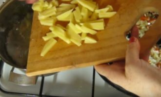 Картофель погружаем в кипяток