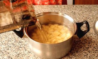 Заливаем картошку холодной водой