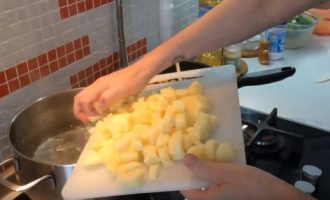 Картофель отправляем в кипящую воду
