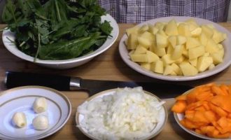 Измельченные овощи для щавелевого супа