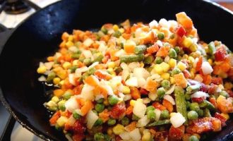 Обжарить замороженные овощи на масле