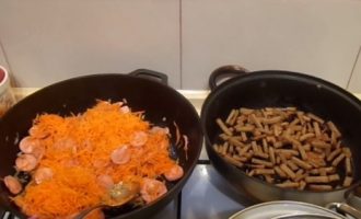 Сосиски, морковь и лук обжариваем на сковородке