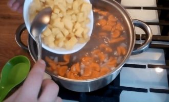 Отправляем картошку в суп