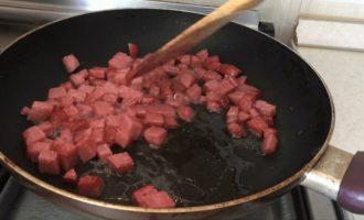 Копченую колбасу обжарить в масле