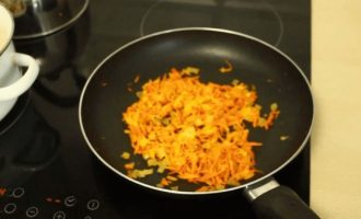Пожарить морковь с луком