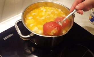 Вынимаем помидоры из бульона