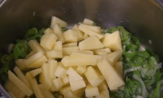 Картофель брусками порезать и добавить в кастрюлю