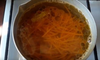 Добавляем морковь и масло в суп