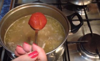 Кладем ложку томат пасты